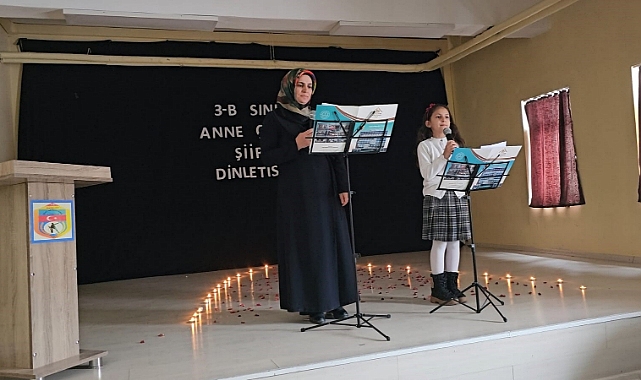 Anneler çocuklarıyla sahnede şiir okudu