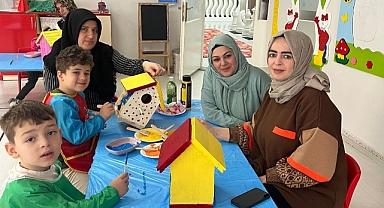 Anneleriyle birlikte kuş evleri boyadılar