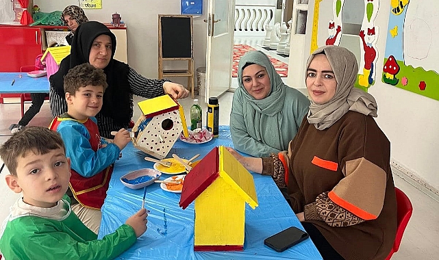 Anneleriyle birlikte kuş evleri boyadılar