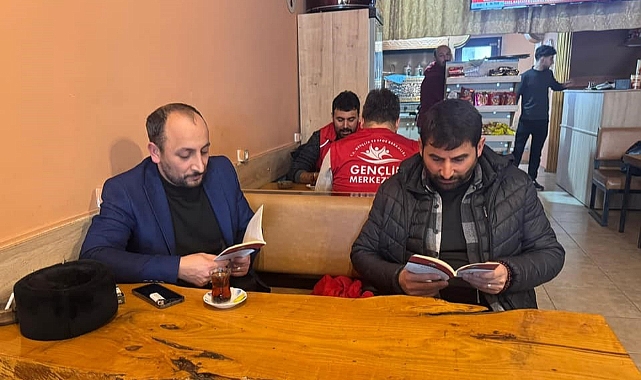 Bayburt'un kıraathanelerinde kitap okunuyor