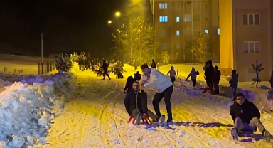 Buz gibi havada kızak kayıp, halay çekerek eğlendiler