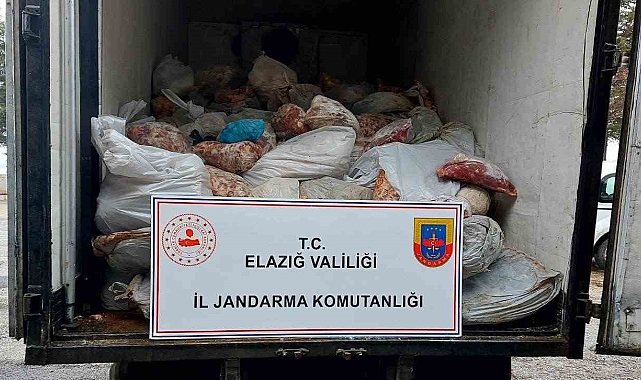 Elazığ'da kamyon kasasında 3 milyon liralık kaçak et ele geçirildi