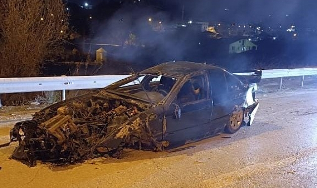 Elazığ'da otomobil aydınlatma direğine çarptı: 2 yaralı