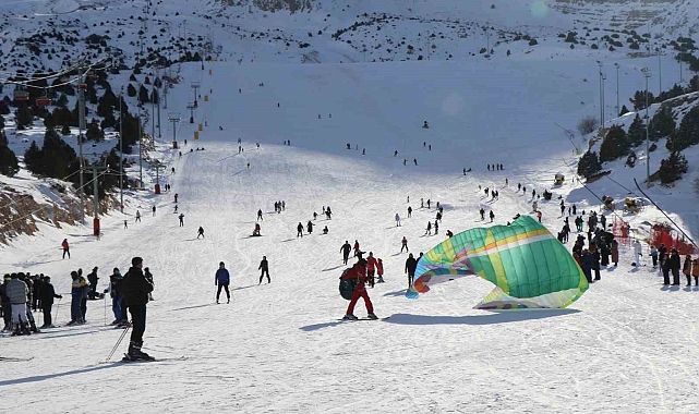 Erzincan Ergan Dağı'nda yamaç paraşütlü kayak keyfi