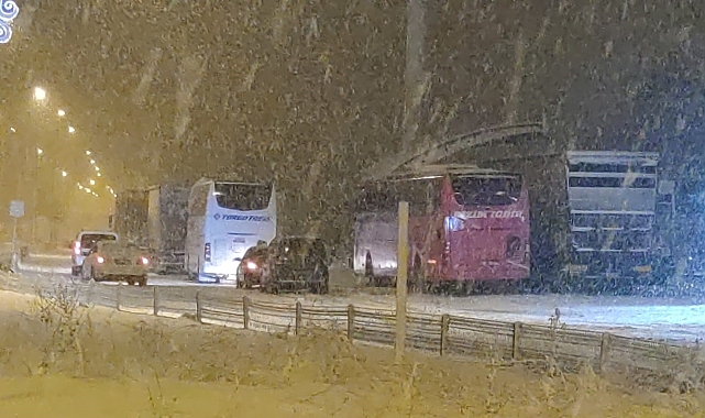 Erzurum'da ulaşıma kar engeli: Çok sayıda araç yolda kaldı