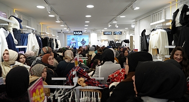 İndirimli ürünlerden almak isteyen vatandaşlar kuyruk oluşturdu