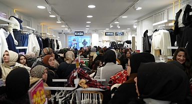 İndirimli ürünlerden almak isteyen vatandaşlar kuyruk oluşturdu