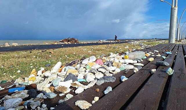 Karadeniz'in hırçın dalgaları Trabzon'da sahildeki yürüyüş yoluna zarar verdi