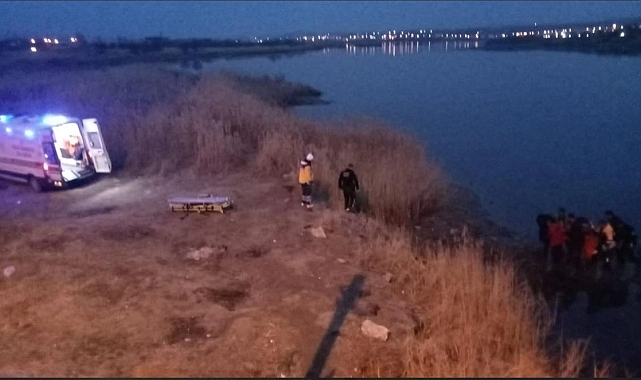 Kızılırmak Nehri'ne düşen kadını gençler kurtardı