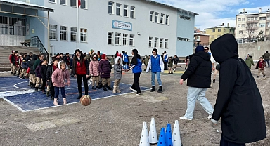 Köy okullarına ziyaretler sürüyor