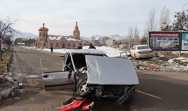 Oltu'da trafik kazası: 4 yaralı