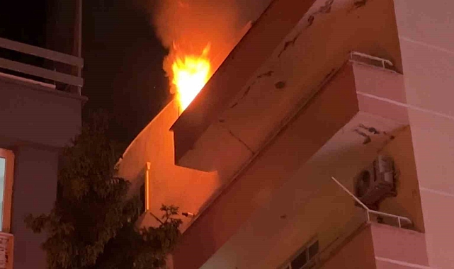 Samsun'da korkutan yangın: Çatı katı alevlere teslim oldu