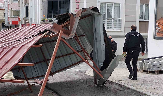Samsun'da şiddetli lodostan çatılar uçtu