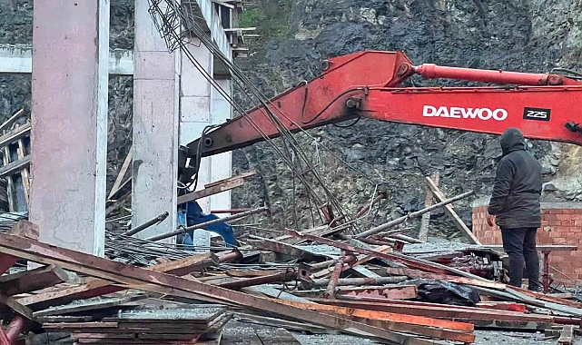 Trabzon'da bir inşaatın iskelesi çöktü: 1 kayıp, 3 yaralı