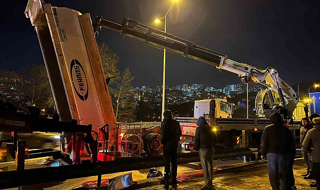 Trabzon'da seyir halindeki kamyon damperi tabelaya çarptı