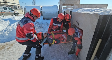 UMKE ekiplerine depremde arama ve kurtarma eğitimi verildi