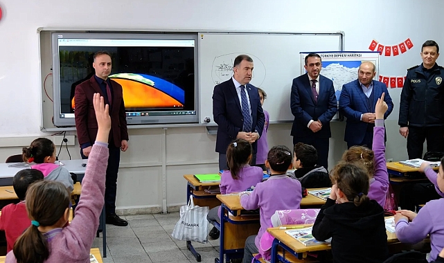 Vali Eldivan okulda öğrencilerle bir araya geldi