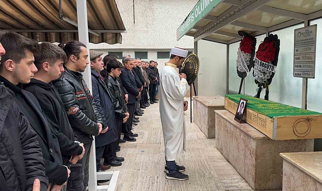 Yolun karşısına geçmek isterken otomobilin çarptığı genç hayatını kaybetti