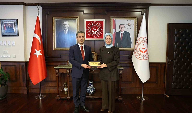 Bakan Göktaş, sanatçıların bağışladığı 2,1 milyon TL'lik ödülü devlet korumasındaki çocuklar için teslim aldı