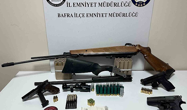 Balkondan silahla ateş açan şahsın evinde çok sayıda silah ele geçirildi