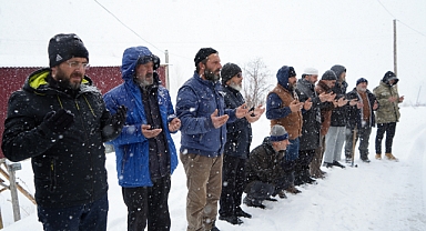 Çığ felaketinde hayatını kaybedenler kar yağışı altında dualarla anıldı