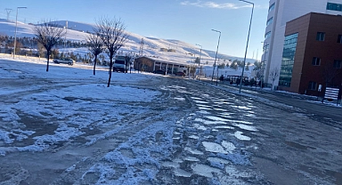 Hastane önü köstebek yuvasına döndü!