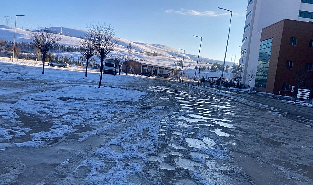 Hastane önü köstebek yuvasına döndü!