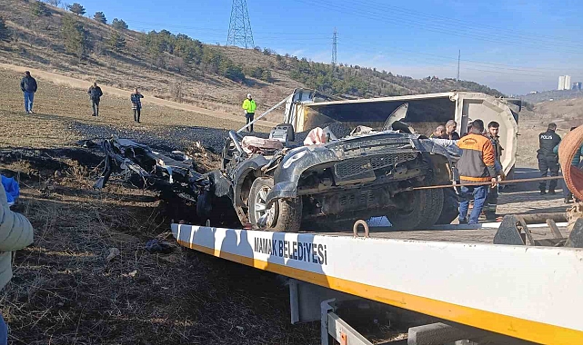 Kontrolden çıkan hafriyat kamyonunun ezdiği araçtaki 3 belediye işçisi hayatını kaybetti
