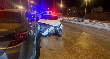Kontrolü kaybeden sürücü 3 araca çarptı