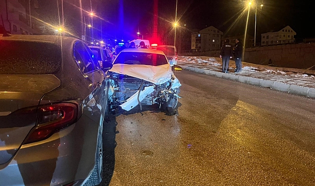 Kontrolü kaybeden sürücü 3 araca çarptı