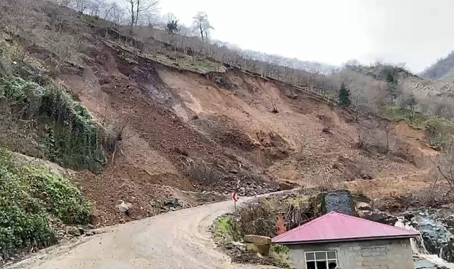 Trabzon'da heyelan anı kamerada