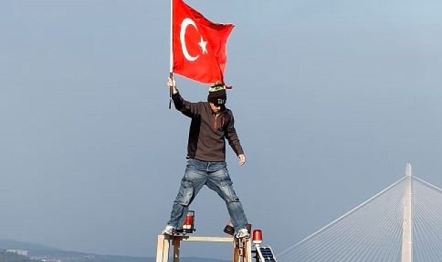 Yangın faciasında hayatını kaybedenler için 150 metre yükseğe tırmanıp Türk bayrağı açtı