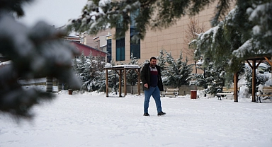 Yeni yılın ilk karının yağmasıyla kent beyaz örtüyle kaplandı