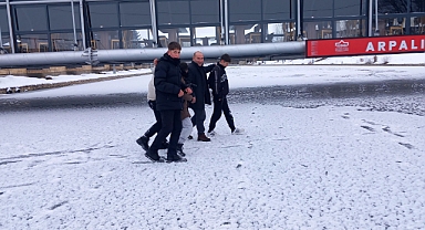 Yüzeyi buz tutan nehrin üzerinde yürüyüş yaptılar