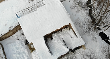Ahır çatısı karın ağırlığına dayanamadı