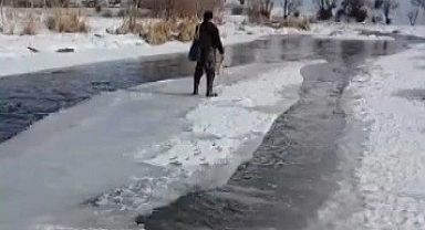 Buzu sal yapıp Çoruh’ta gezintiye çıktı