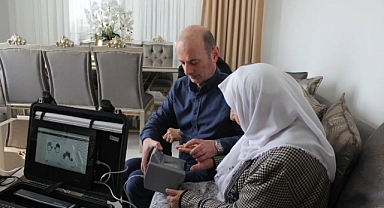 Yaşlı kadının kimlik kartı başvurusu evinde alındı