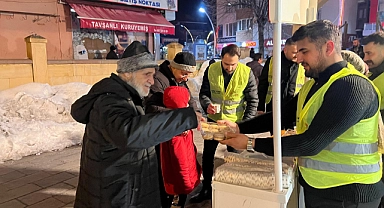 AK Parti Gençlik Kolları’ndan çay ikramı