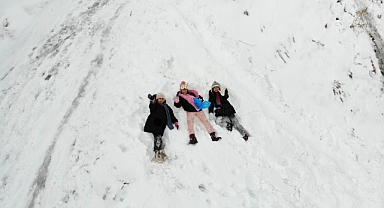 Çocuklar yuvarlanarak karın keyfini çıkardılar