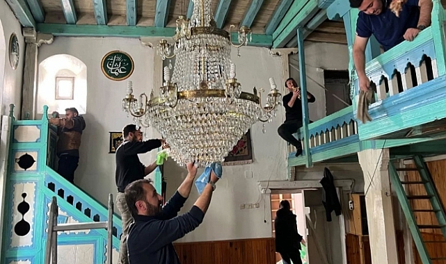 Üniversite öğrencileri camileri temizledi