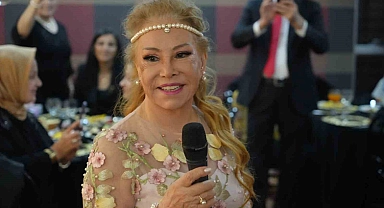83 yaşındaki Bedia Akartürk: "Halkıma daha güzel görünmek için ameliyat oldum"