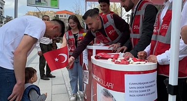 CHP’nin imza kampanyası caddeye taşındı