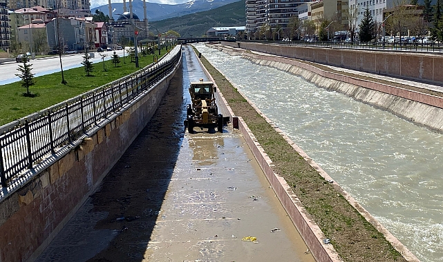 Çöplerle dolu olan yürüyüş yolu temizleniyor