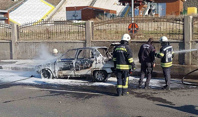 Erzurum'da seyir halindeki araç alev topuna döndü