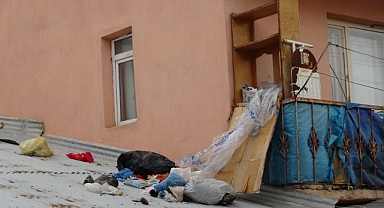 Eşyalar ve ata tohumları çatıya saçıldı