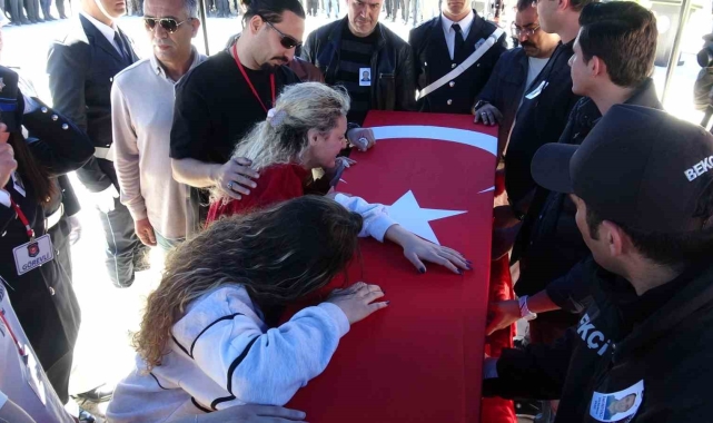 Kalp krizi geçirip hayatını kaybeden polisin eşinin sözleri yürekleri dağladı: "Lütfen kalk aşkım"