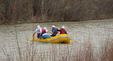 Yağmur altında rafting heyecanı