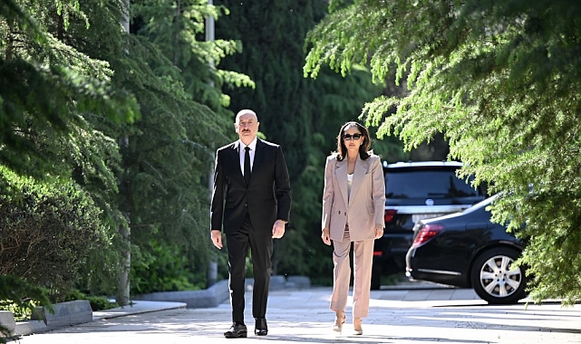 Azerbaycan Cumhurbaşkanı Aliyev, Haydar Aliyev'i mezarı başında andı