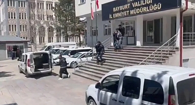 Bayburt'ta 4 göçmen ve 2 kaçakçı yakalandı