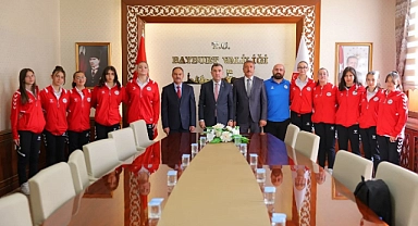 Bayburt’un voleybolcu kızları Vali Eldivan’ı ziyaret etti